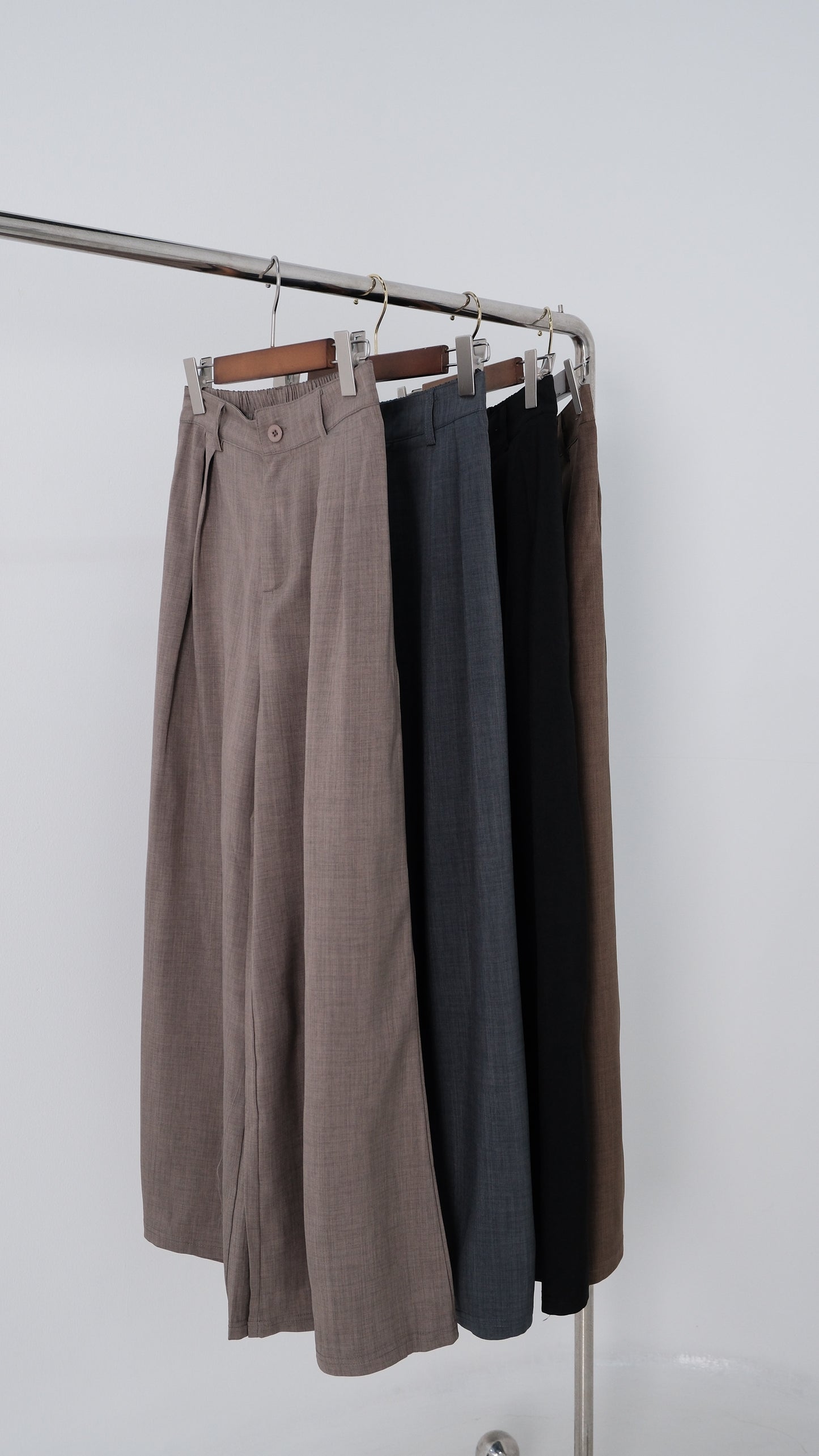 Ivy Flow in Shadow Tones (Black/Dark Grey)